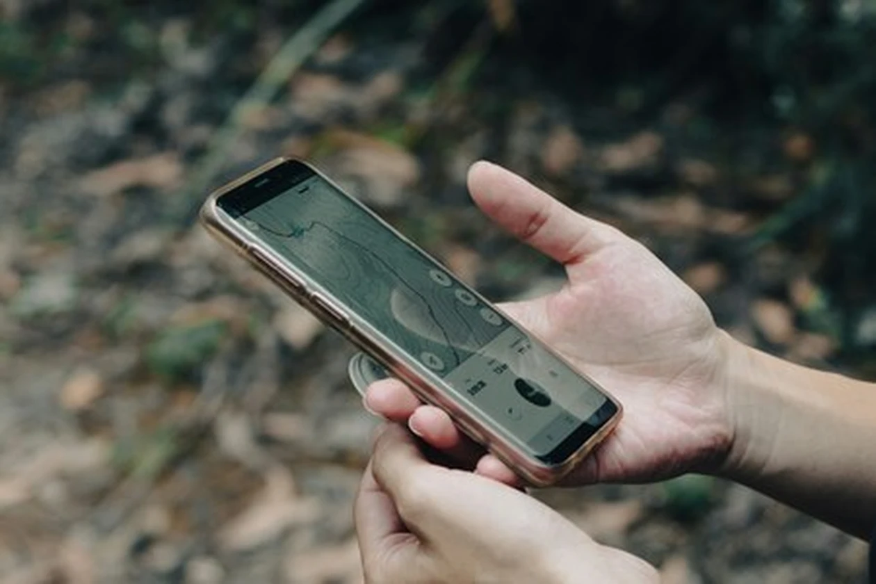 une personne tient un téléphone dans ses mains