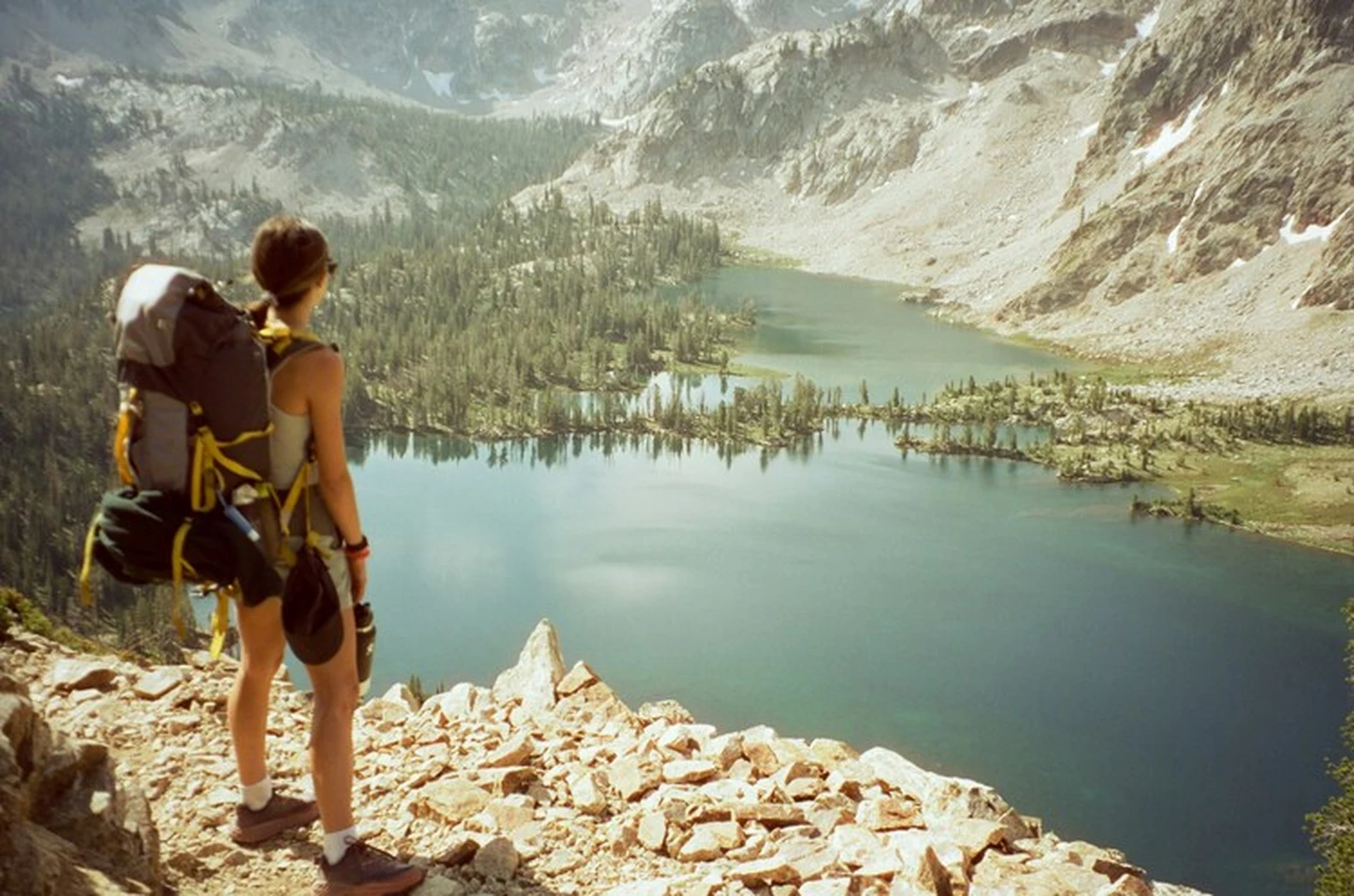Une personne regarde un lac
